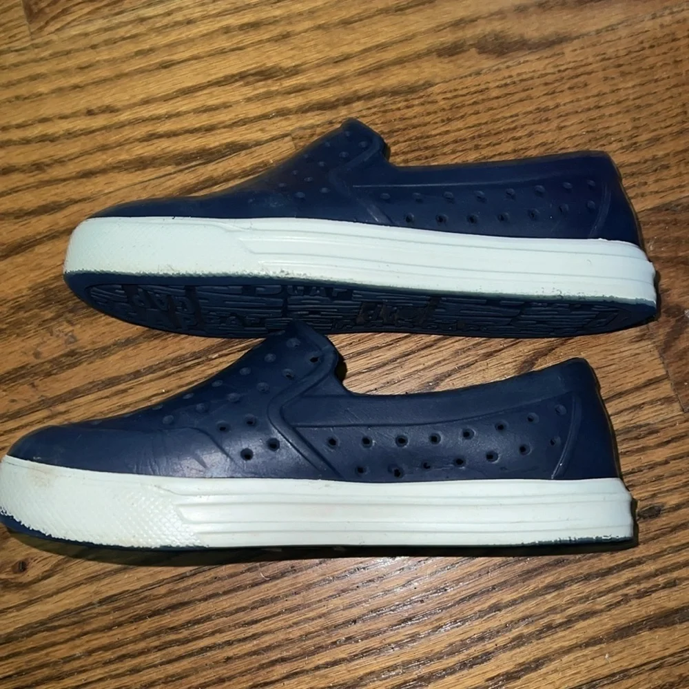 GAP boys navy and white water shoes size 1/2